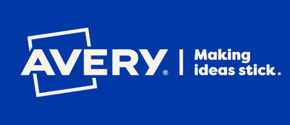 Baner firmowy Avery. Pośrodku, na niebieskim tle, białe logo Avery i hasło "Making ideas stick.". Po lewej stronie uśmiechnięty pracownik z pojemnikami warsztatowymi, po prawej młoda kobieta kreatywnie prezentująca produkt z etykietą.