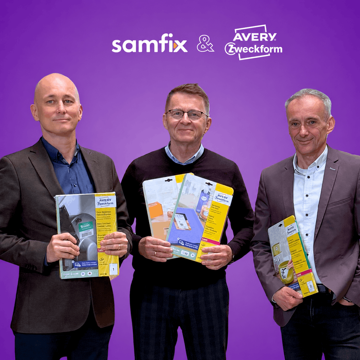 Grafika promocyjna na fioletowym tle z napisem "Samfix & AVERY Zweckform". Poniżej stoją trzej mężczyźni, przedstawiciele firm, uśmiechają się i trzymają w rękach produkty – etykiety Avery Zweckform.