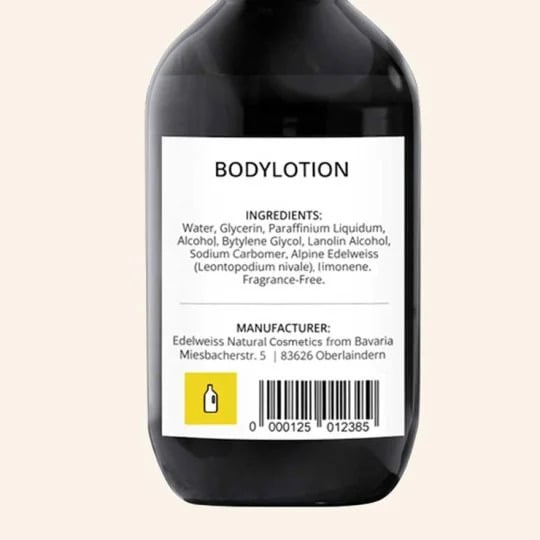 Etykieta na butelce balsamu do ciała. Obok kodu kreskowego widoczna jest żółta ikona PPWR z symbolem sztywnej plastikowej butelki, która informuje o materiale, z jakiego wykonano opakowanie.