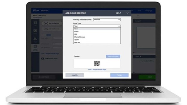 Otwarty laptop z wyświetlonym na ekranie kreatorem etykiet; w centralnym oknie dialogowym użytkownik wybiera typ „QRCode” i rodzaj danych, a pod spodem widać podgląd małego kodu QR