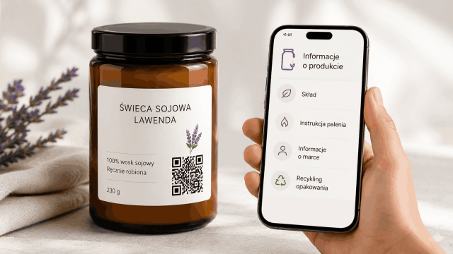 Na stole stoi brązowy słoik ze świecą sojową o zapachu lawendy. Na etykiecie widoczny jest kod QR. Obok, dłoń trzyma smartfon, na którego ekranie wyświetla się cyfrowa etykieta produktu z sekcjami: Informacje o produkcie, Skład, Instrukcja palenia, Informacje o marce i Recykling opakowania.