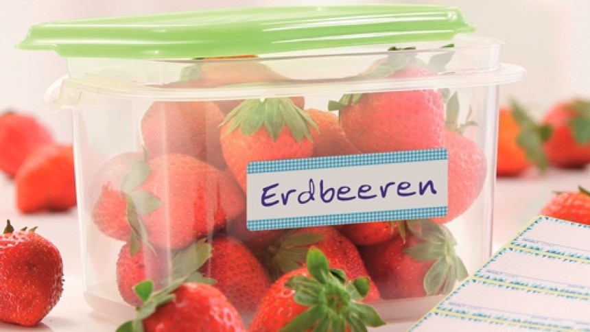 Naklejki na morożnki naklejone na plastikowy pojemnik z truskawkami