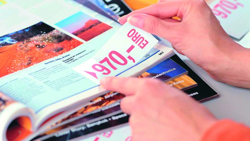 Odklejanie etykiety usuwalnej zawierającej cenę 500 euro z kartki błyszczącego papieru
