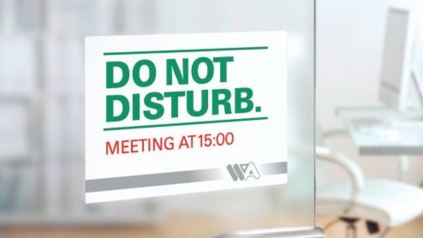 Znak ostrzegawczy Do not disturb naklejony na szybę