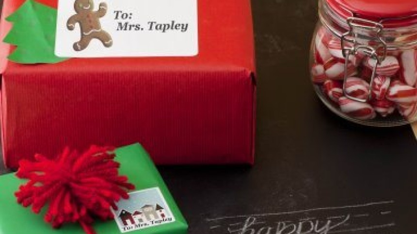 Etykiety na prezenty w różnych kolorach