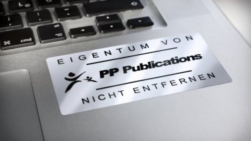 Srebrna etykieta znamionowa naklejona na laptop