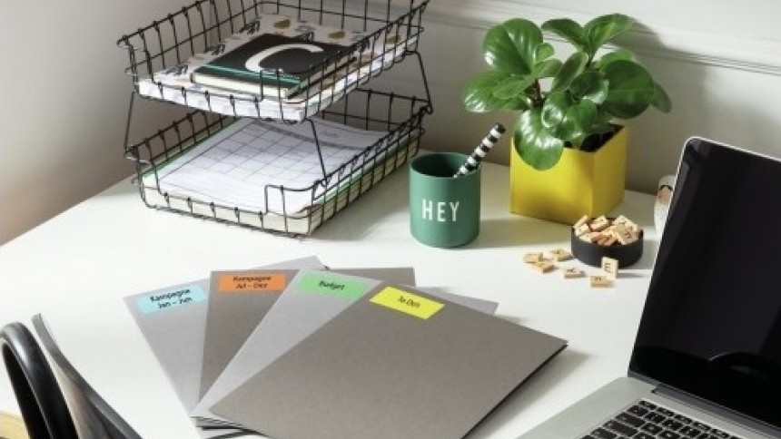 Kolorowe etykiety organizacyjne użyte do home office