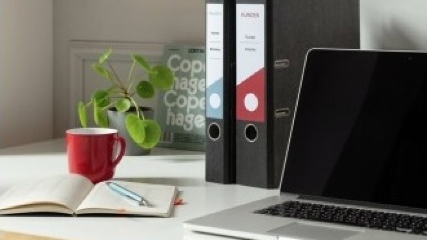 Oznaczenie segregatorów etykietami organizacyjnymi w home office