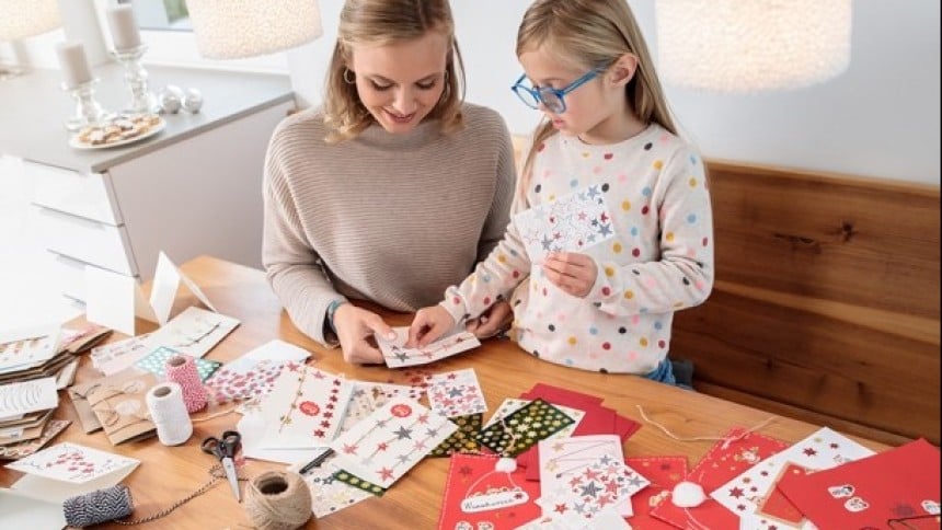 Mama z córką ozdabiające prezenty naklejkami