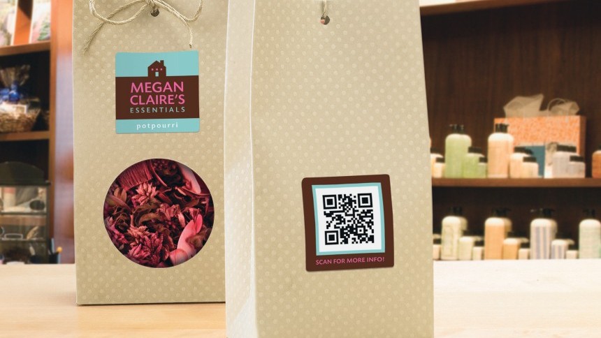 Dwie torebki na prezenty , jedna z etykietą produktu, druga z kodem QR