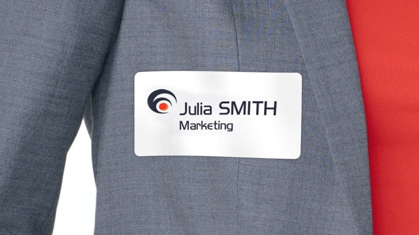 Identyfikator samoprzylepny z napisem Julia Smith naklejony na szarą marynarkę