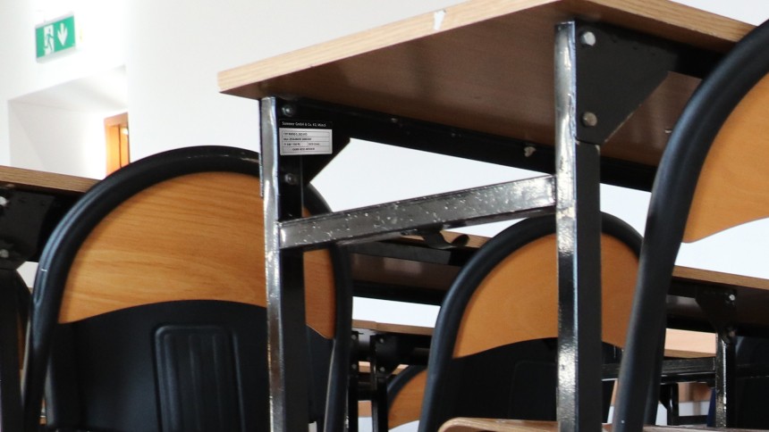 Krzesła i ławka szkolna ze srebrną tabliczką inwentaryzacyjną