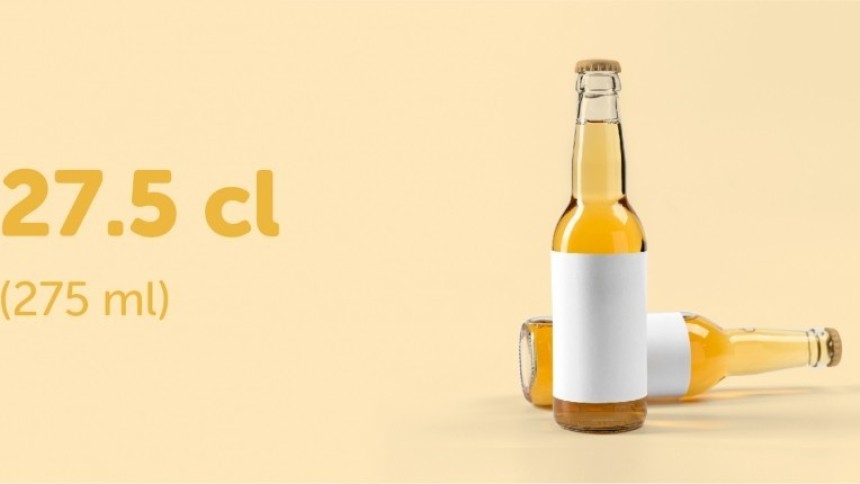 Żółta infografika z dwoma butelkami żółtego soku z pustymi prostokątnymi etykietami oraz napisem 27,5 cl