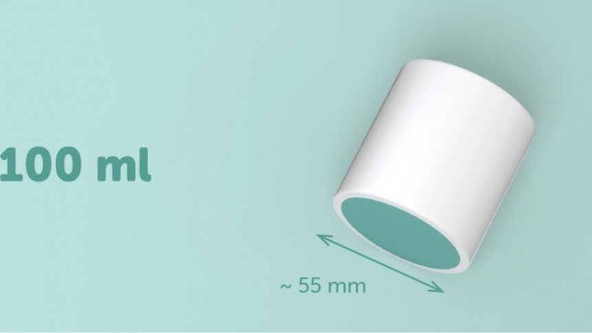 Zielona infografika leżącej świeczki w białym ceramicznym pojemniku z okrągłą pustą zieloną etykietą CLP na wieczku, napisem 100 ml oraz wymiarami słoika