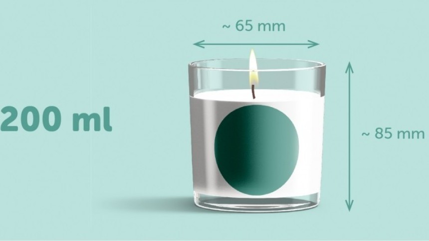 Zielona infografika świeczki w słoiku z okrągłą pustą zieloną etykietą, napisem 250 ml oraz wymiarami słoika