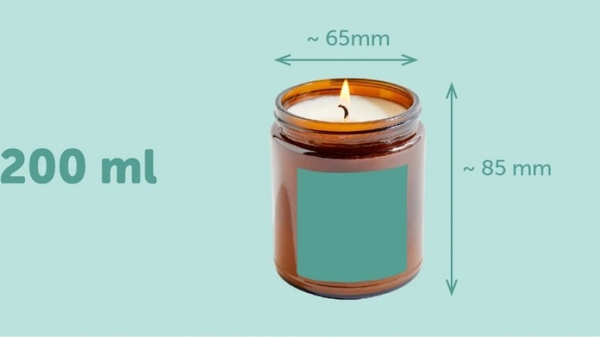 Zielona infografika świeczki w brązowym szklanym słoiku z kwadratową pustą zieloną etykietą, napisem 200 ml oraz wymiarami słoika