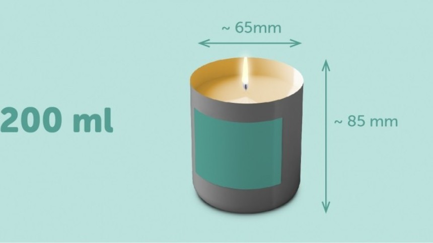 Zielona infografika świeczki w szarej metalowej puszcze z prostokątną pustą zieloną etykietą zabezpieczającą, napisem 200 ml oraz wymiarami słoika