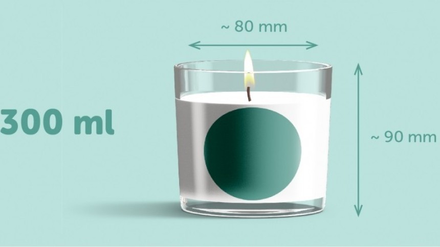 Zielona infografika świeczki w słoiku z okrągłą pustą zieloną etykietą, napisem 300 ml oraz wymiarami słoika