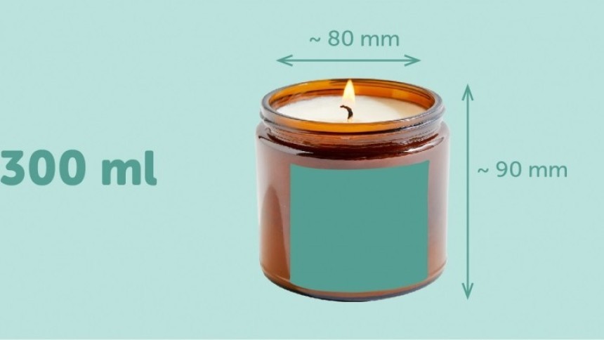 Zielona infografika świeczki w brązowym szklanym słoiku z kwadratową pustą zieloną etykietą, napisem 300 ml oraz wymiarami słoika