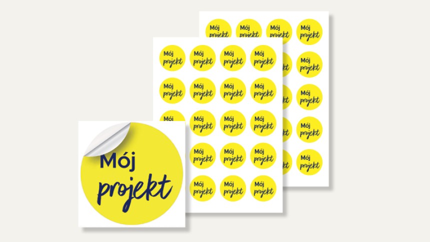 Pojedyncza naklejka oraz dwa arkusze żółtych okrągłych naklejek z napisem Mój Projekt