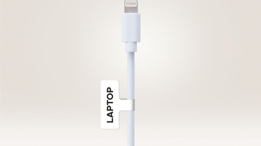 Końcówka kabla z końcówką USB-C oraz przyczepioną naklejką