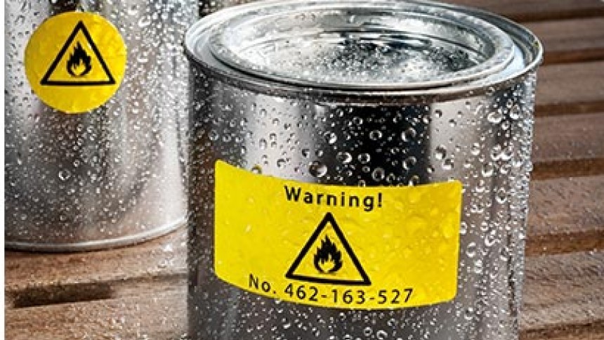 Etykiety foliowe żółte naklejone na dwie puszki z chemicznymi materiałami