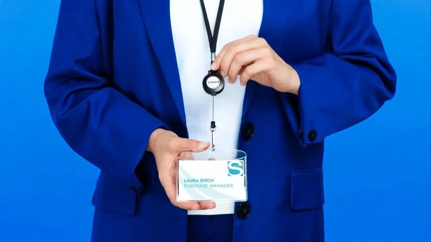 Kompletne zestawy identyfikator w etui oraz smycz