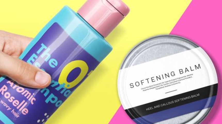 Ręka trzyma niebieską butelkę szamponu z różową zakrętką, obok okrągłe opakowanie z napisem „Softening Balm” na jasnym, żółto-różowym tle.