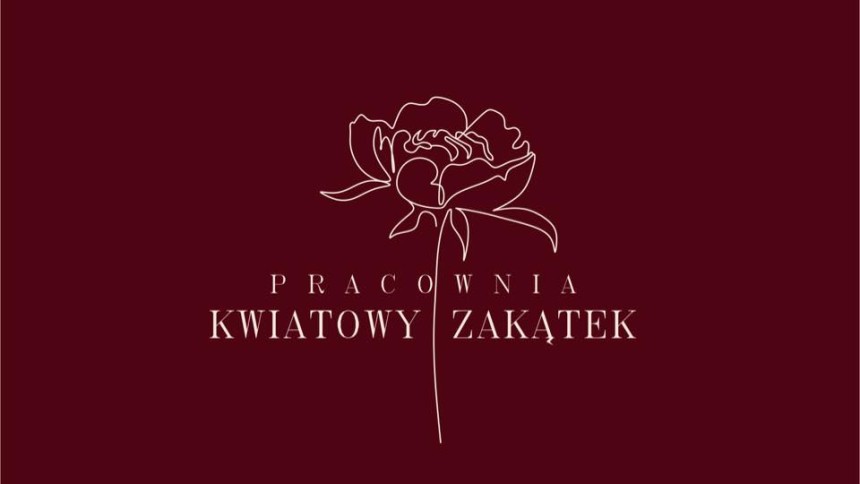 Eleganckie logo Pracowni Kwiatowy Zakątek. Na bordowym tle widnieje biała, konturowa grafika kwiatu (piwonii), którego łodyga przechodzi w dół, rozdzielając nazwę firmy.