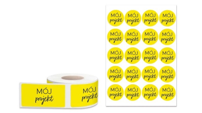Zdjęcie produktowe przedstawiające żółte naklejki z napisem „MÓJ projekt”. Po lewej stronie znajduje się rolka z prostokątnymi naklejkami samoprzylepnymi. Po prawej stronie widać arkusz z dwudziestoma okrągłymi naklejkami ułożonymi w siatce.