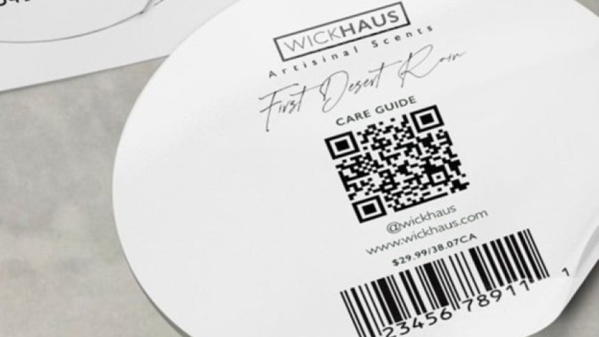 Okrągła, biała etykieta produktu marki Wickhaus z kodem QR, kodem kreskowym i informacjami o produkcie.