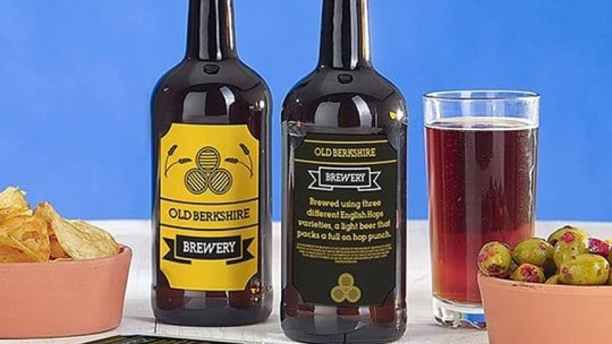 Dwie butelki piwa z etykietami "Old Berkshire Brewery", szklanka piwa i przekąski, pokazujące zastosowanie etykiet na butelkach.