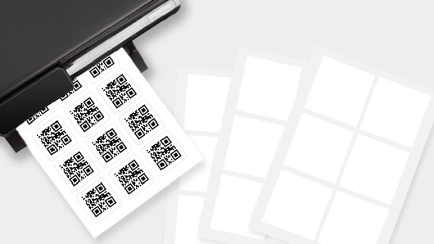 Drukarka drukuje arkusz kwadratowych etykiet z kodami QR.