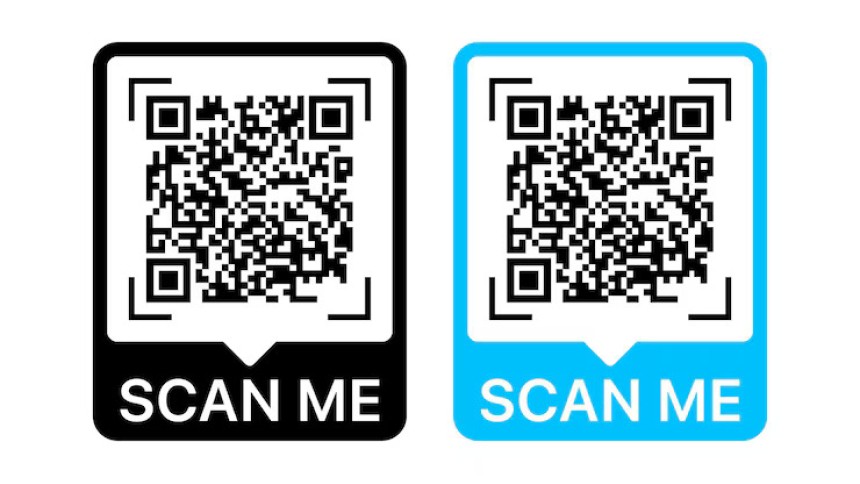 Dwie naklejki z kodem QR. Jedna jest czarna, druga niebieska. Obie zawierają ten sam kod QR oraz napis "SCAN ME" (Zeskanuj mnie) umieszczony w dymku.