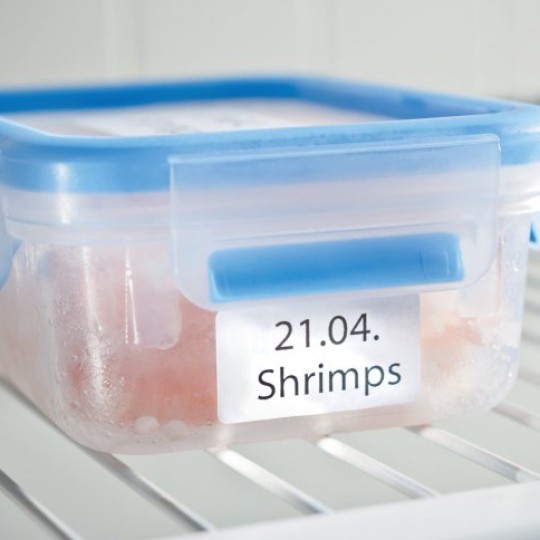 Etykieta z napisem Shrimps naklejona na plastikowy pojemnik wsadzony do lodówki