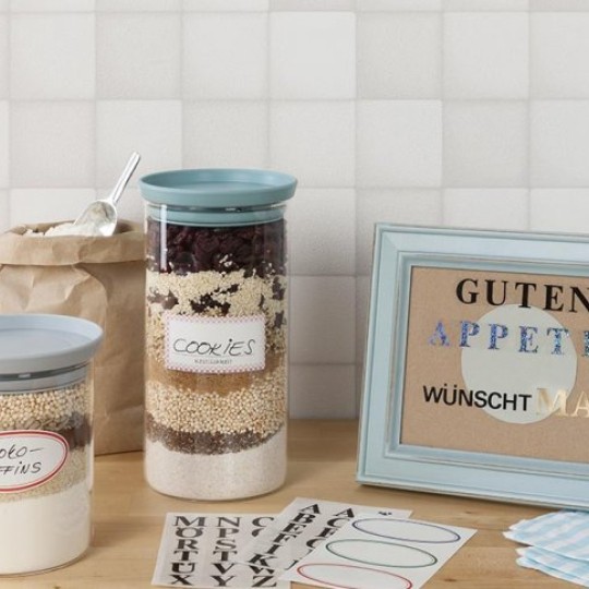 Naklejki wykorzystane na sprzęcie kuchennym, do oznaczania słoiczków i innych