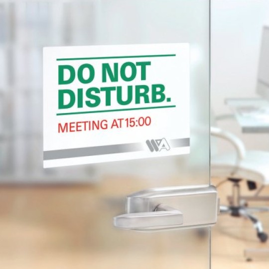 Znak ostrzegawczy Do not disturb naklejony na szybę
