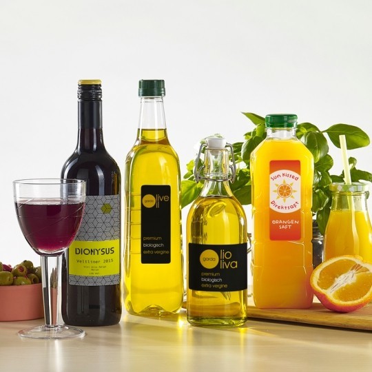 Lampka wina, butelka na wino, butelka z olejem oraz butelka soku