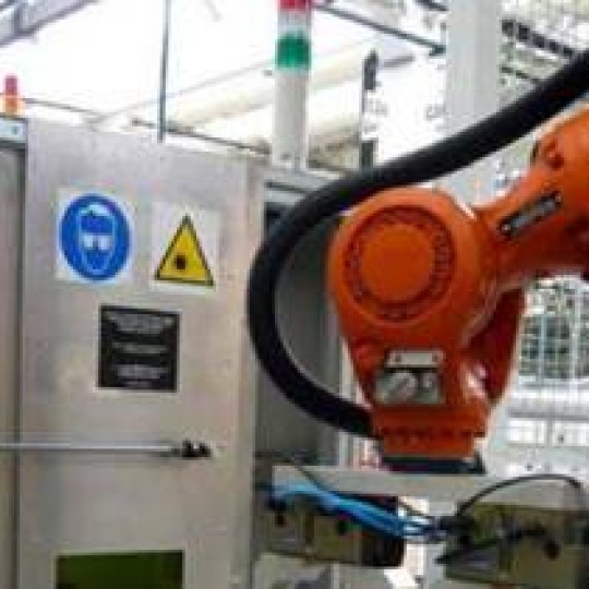 Etykiety ostrzegawcze BHP naklejone na maszynę produkcyjną
