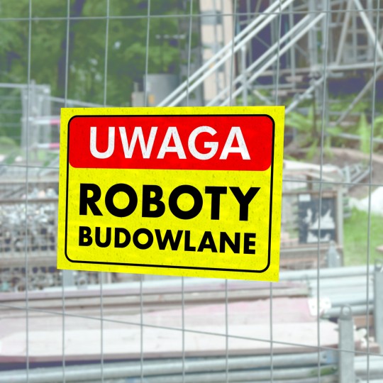 Znak Uwaga Roboty Budowlane na stalowym płocie