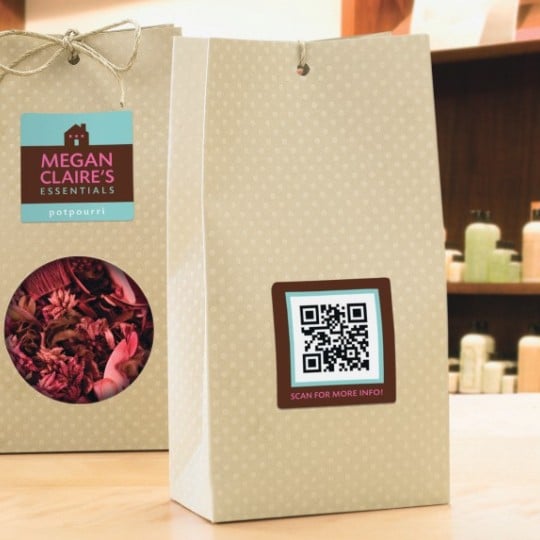 Dwie torebki na prezenty , jedna z etykietą produktu, druga z kodem QR