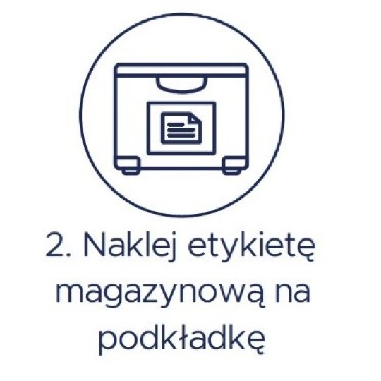 Infografika informująca o tym, że należy w drugim kroku nakleić etykietę magazynową na podkładkę na pojemnik