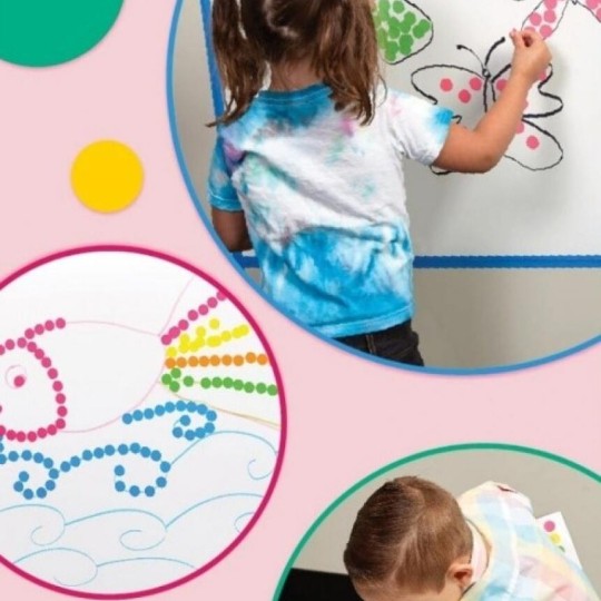 Grafika przedstawia dwójkę dzieci przyklejających kółka samoprzylepne do papierowych tablic oraz kształt ryby wyklejony z kropek samoprzylepnych