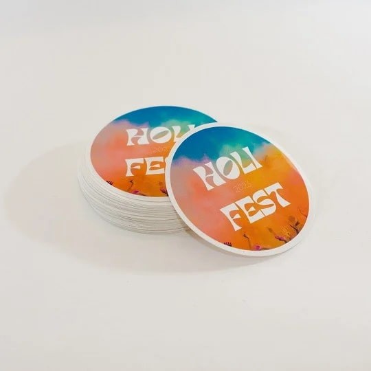 Okrągłe naklejki z logo Holi Fest
