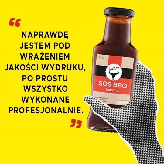Czarnobiała dłoń trzymająca butelkę z sosem BBQ oraz cytatem opinii klienta na żółtym tle