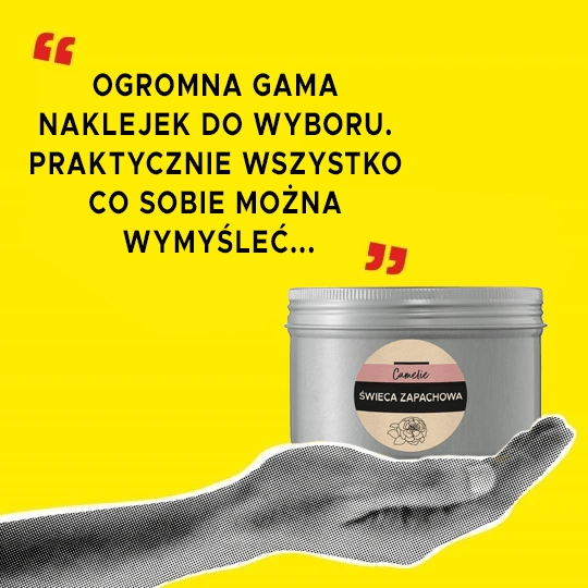 Czarnobiała dłoń na żółtym tle trzymajca świecę z okrągłą naklejką oraz cytat z opinią klienta