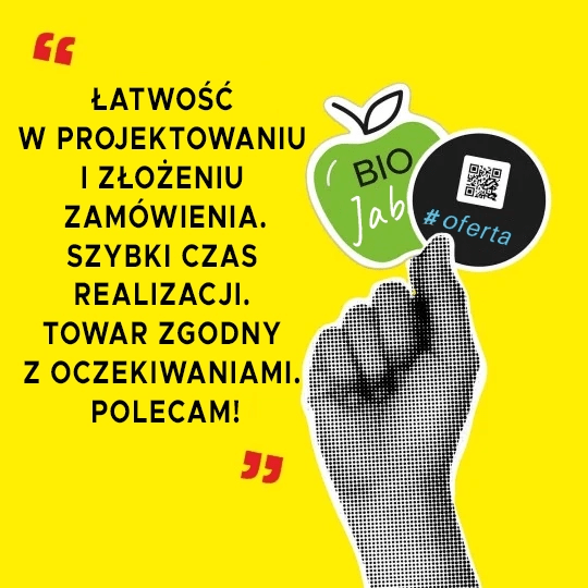 Czarnobiała dłoń na żółtym tle trzymajca dwie naklejki oraz cytat z opinią klienta