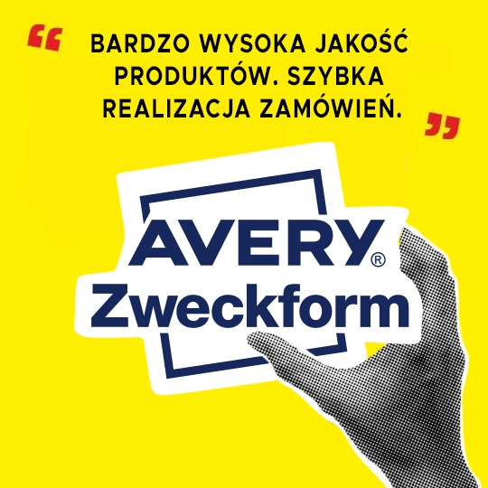 Czarnobiała dłoń trzymająca naklejkę z logiem Avery Zweckform oraz cytatem opinii klienta na żółtym tle