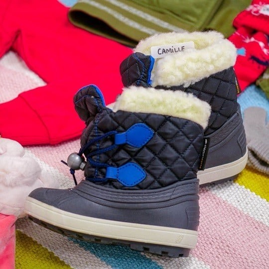 Czarne dziecięce buty zimowe z futerkiem na cholewie z naklejonymi niebieskimi specjalnymi naklejkami na buty