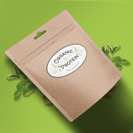 Brązowa paczka na oliwkowym tle z owalną etykietą z napisem Organic Protein